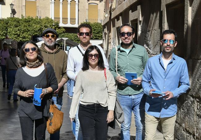 Los seis fundadores del Colectivo Ilestrados («literatura e inquietudes varias desde 2004», abrevian en sus redes sociales), antiguos estudiantes todos de la UMU, en una foto de familia en la calle Arenal de Murcia, su base de operaciones.