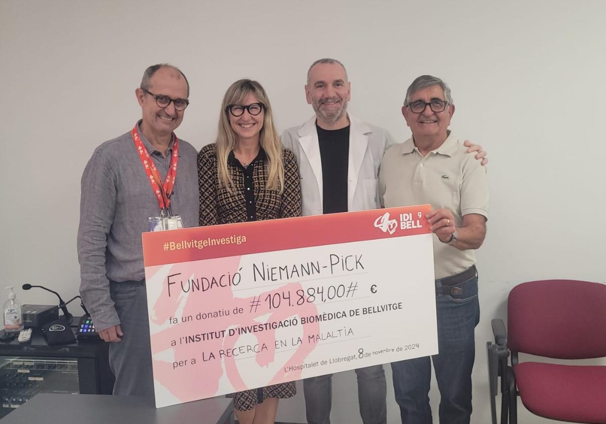 Carmelo Fernández (d), en la entrega de un cheque para financiar los proyectos de la fundación.