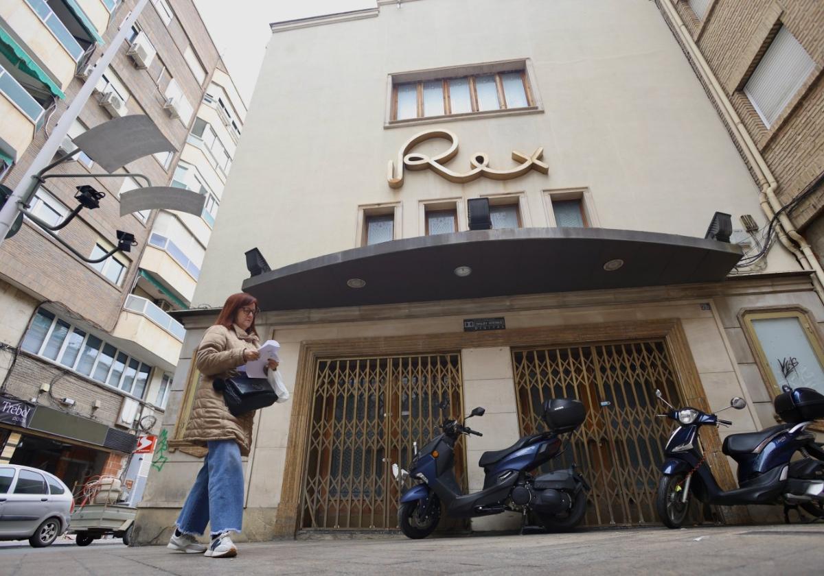 Fachada del edificio del cine Rex, ubicado en la calle Vara de Rey, que cerró sus puertas como sala de exhibición hace ya más de un lustro.