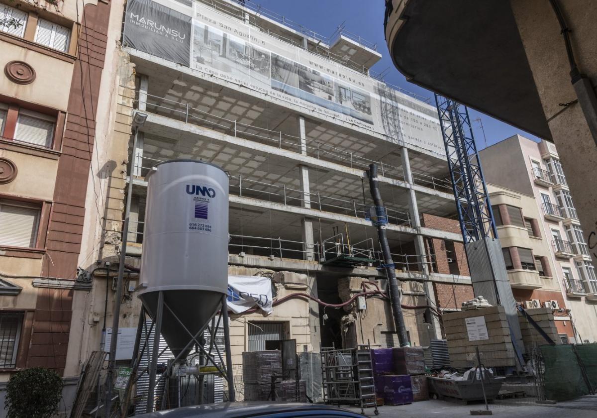 Inmueble en construcción en la plaza San Agustín, ubicado frente al edificio de Salud Mental.