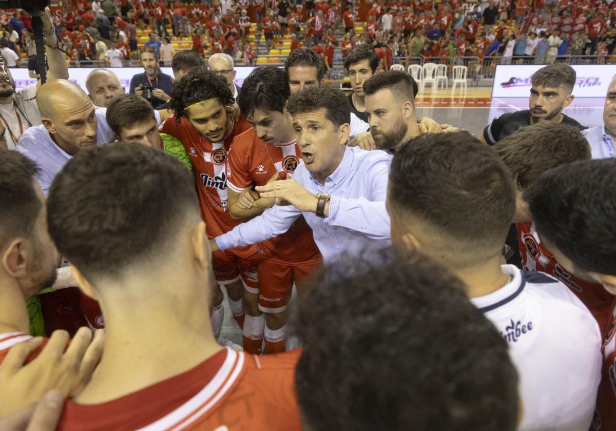 Duda arengando a los suyos tras un partido de la final de liga ante ElPozo Murcia.