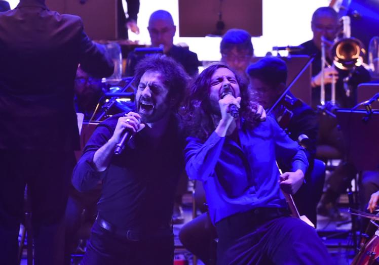 Rafa Val y Antonio García, voces de Viva Suecia y Arde Bogotá, cantan juntos en los premios Alfonso Décimo.