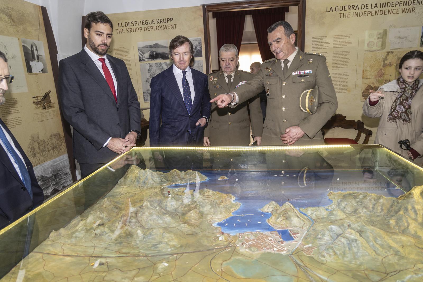 Las imágenes de la exposición de Augusto Ferrer-Dalmau en el Museo Militar de Cartagena