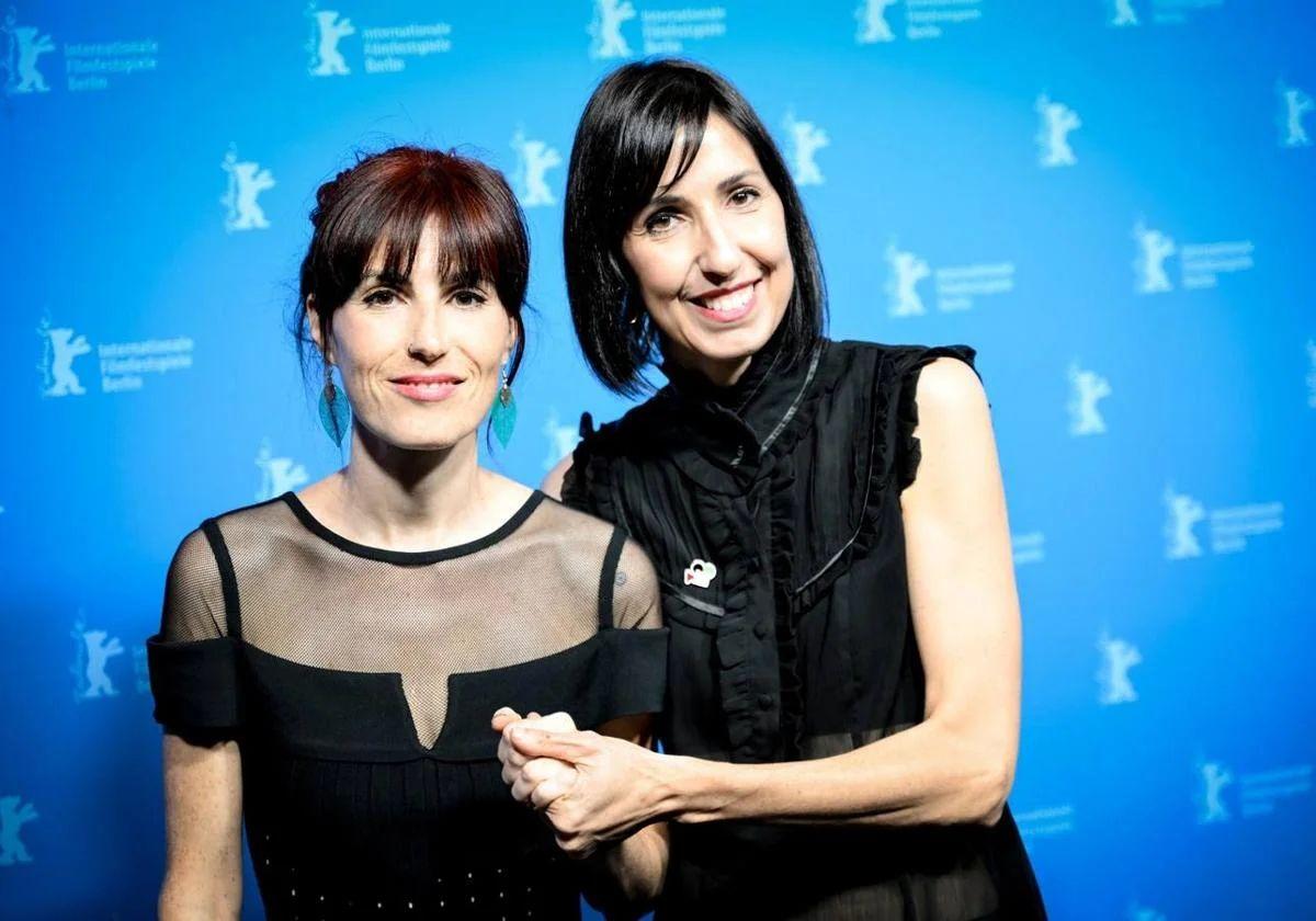 La actriz no oyente Miriam Garlo y Eva Libertad, directora de 'Sorda', en el 'photo call' del Festival Internacional de Cine de Berlín.