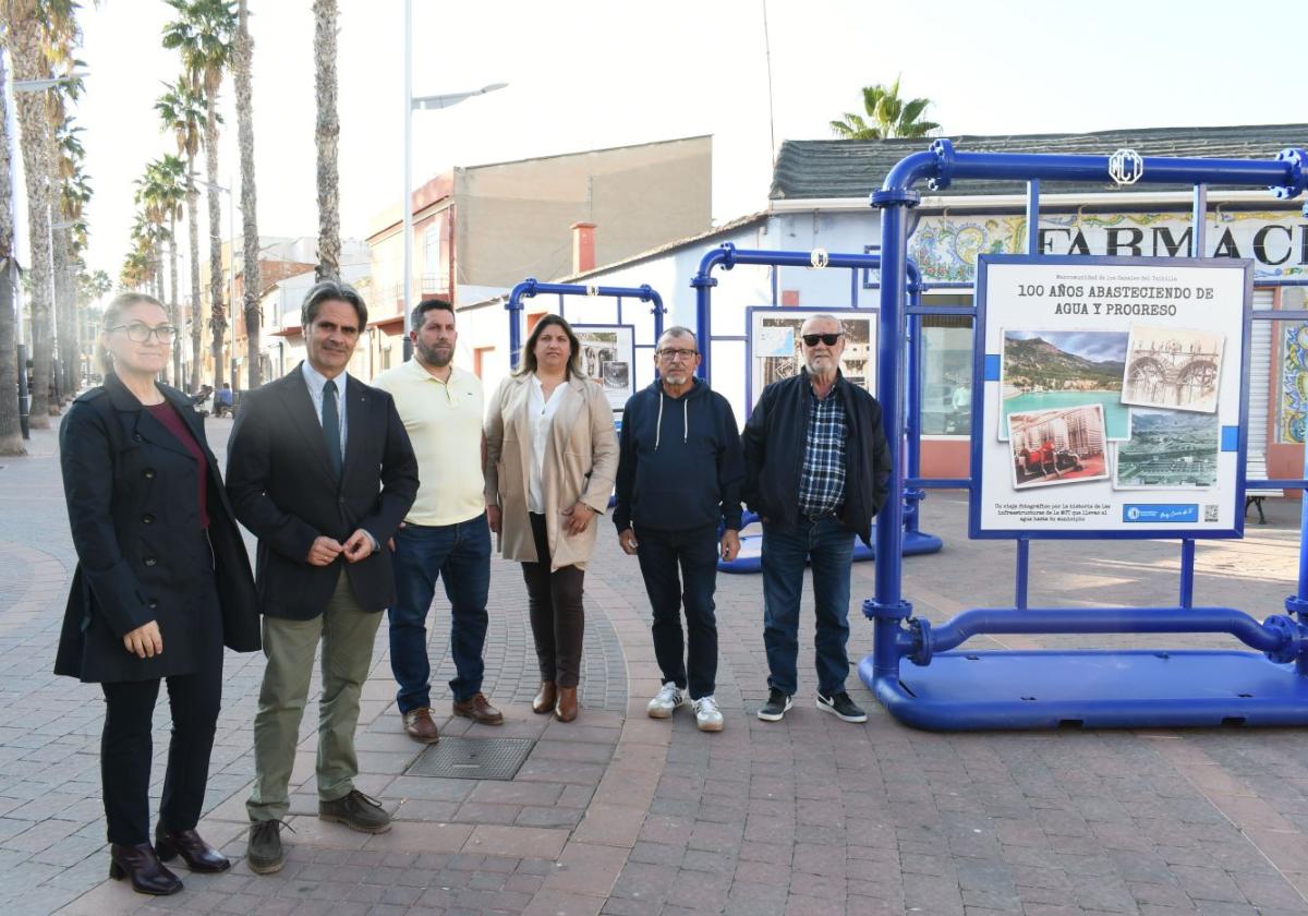 Autoridades y representantes de la Mancomunidad, en la muestra.