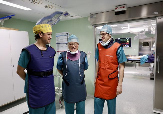 César Salcedo, Gang Li y Joaquín Pérez Andreu, antes de entrar al quirófano.