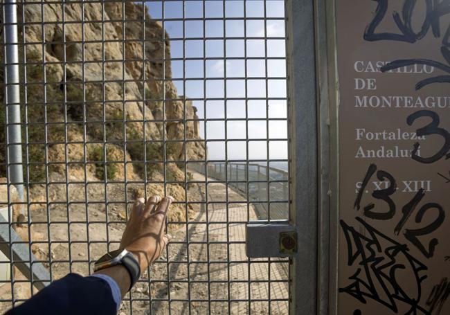 La puerta de entrada y el rellano del recinto de las escaleras de acceso al montículo del castillo ya han sido objeto de pintadas.