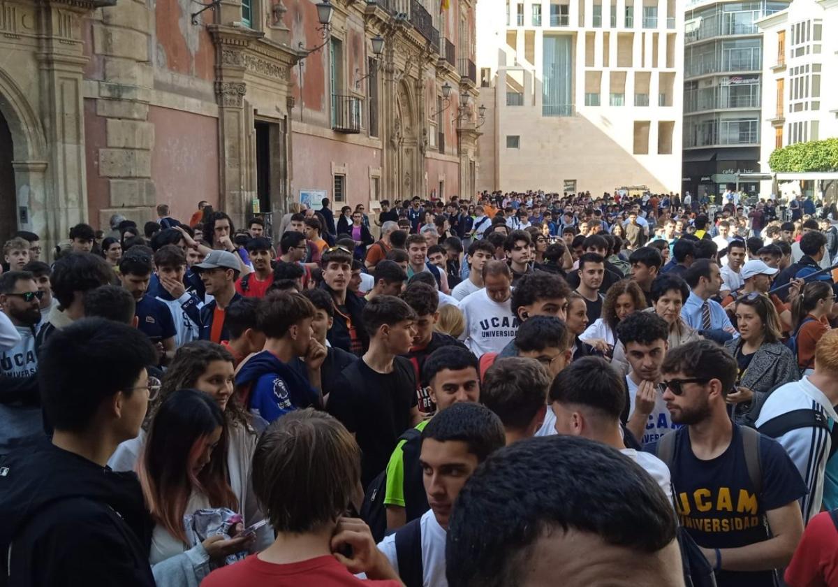 Los participantes de esta primera peregrinación llegando a la Catedral.