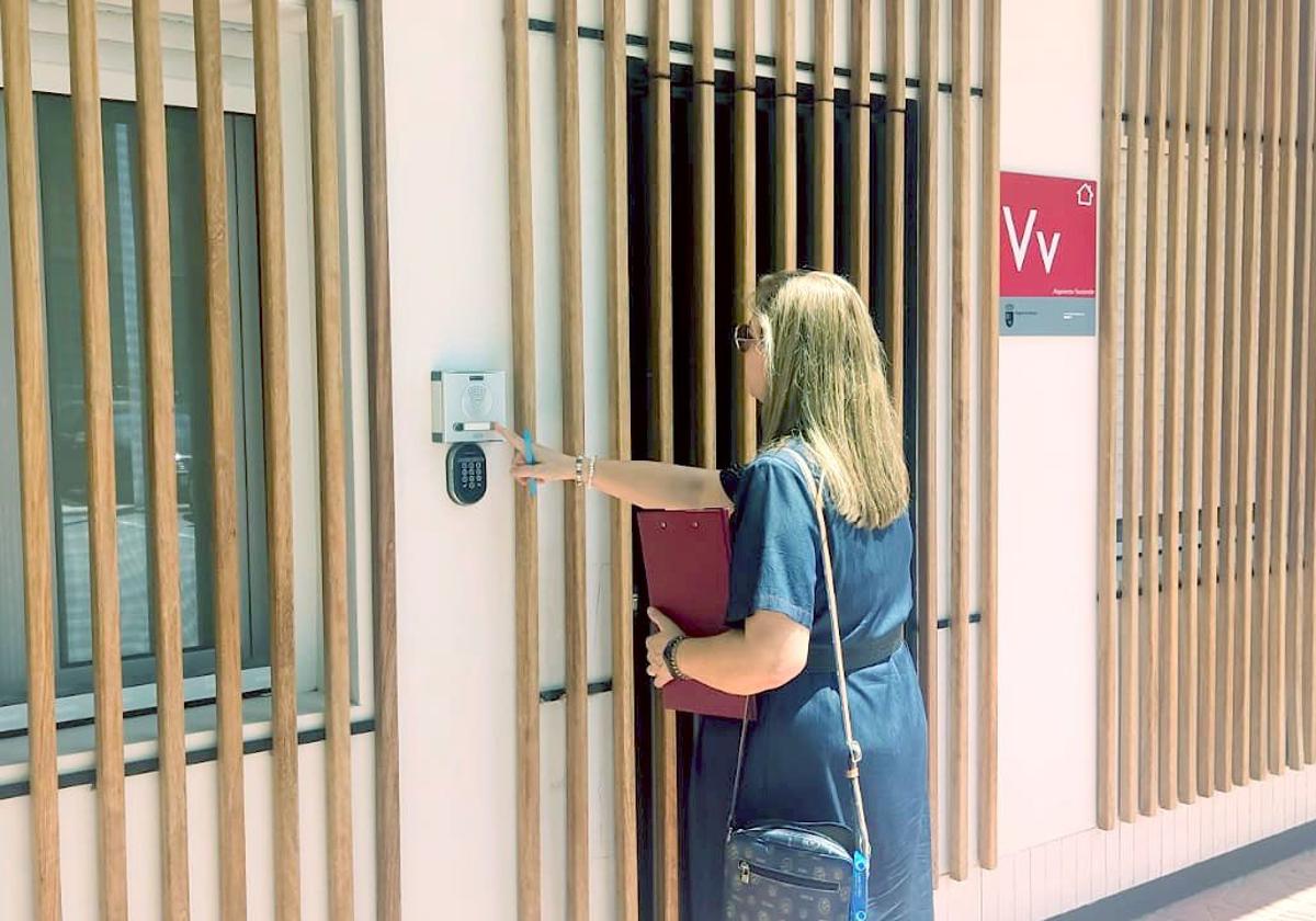 Una inspectora del Itrem, durante un control a una vivienda de uso turístico el pasado otoño.