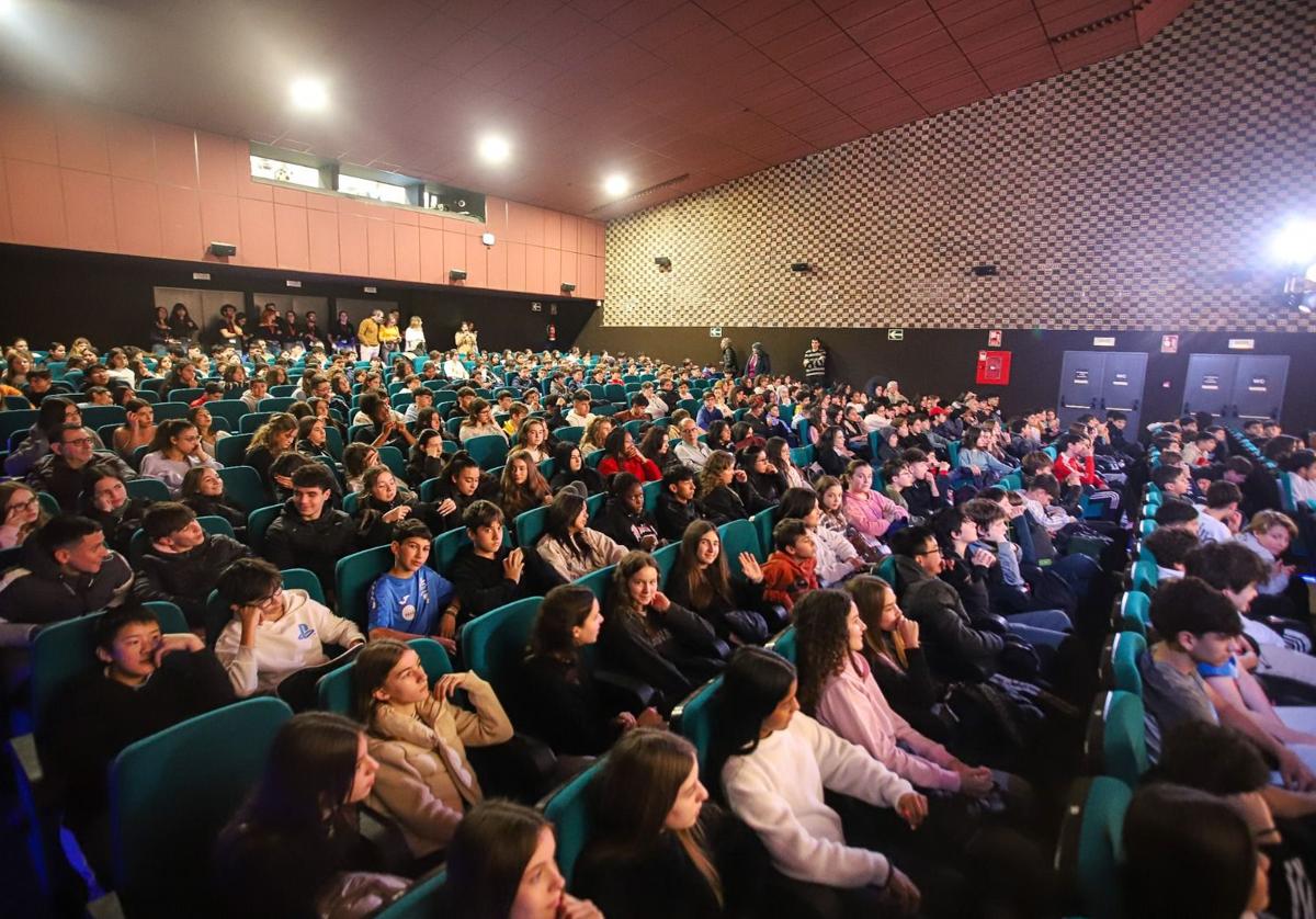 Cerca de 400 estudiantes celebran el Día Internacional de la Mujer y la Niña en la Ciencia con la UMU