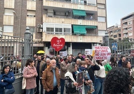 Manifestantes a las puertas del auditorio La Lonja de Orihuela, donde Mazón ha participado en el acto en defensa de la elección de la lengua base.