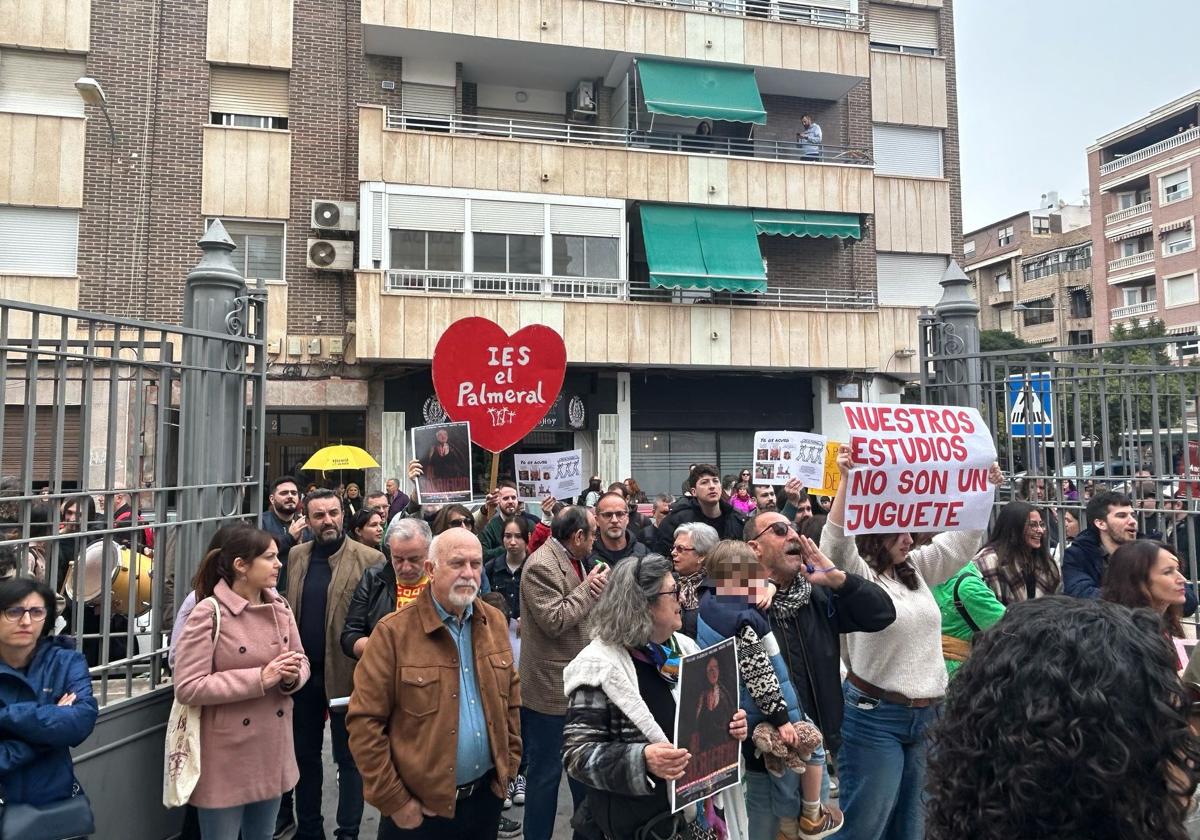 Manifestantes a las puertas del auditorio La Lonja de Orihuela, donde Mazón ha participado en el acto en defensa de la elección de la lengua base.