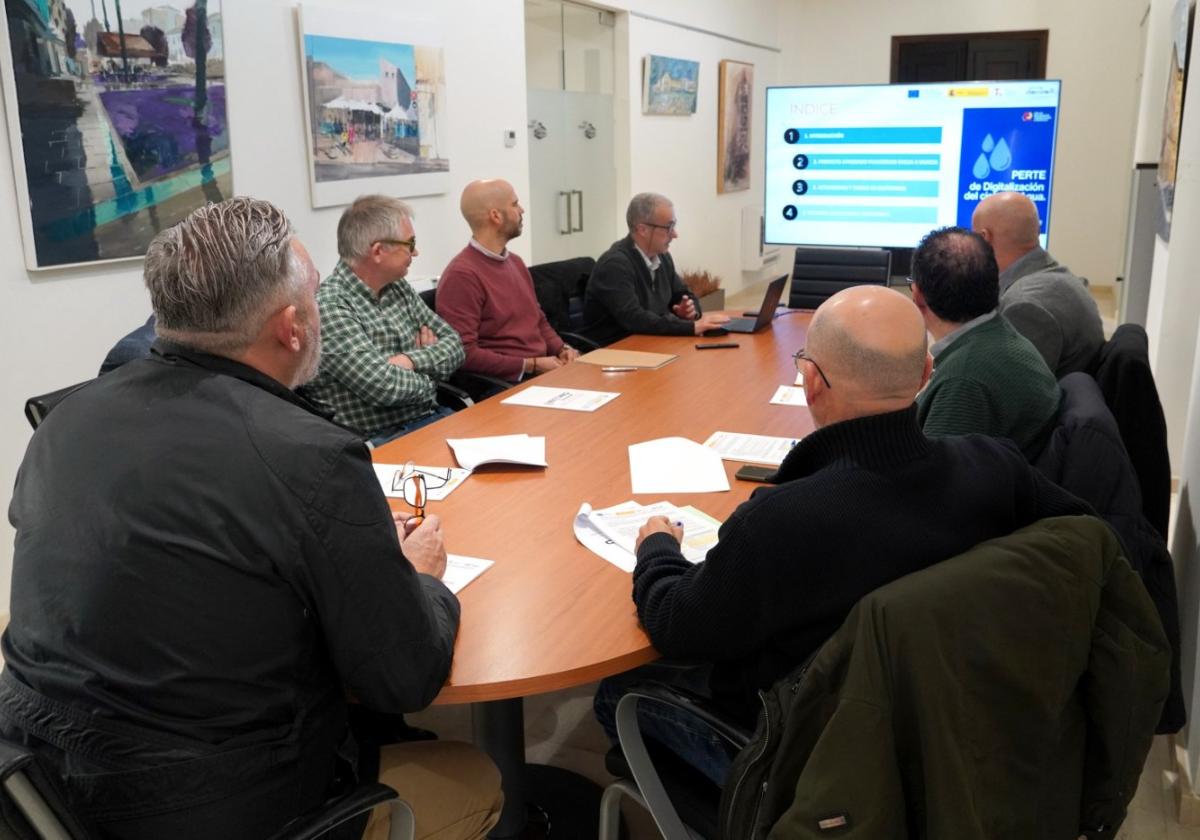 Autoridades y técnicos de Aguas de Santomera durante una reunión.