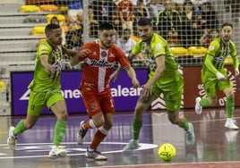 Cortés conduce el balón presionado por Neguinho y Bruno Gomes, del Palma, anoche.