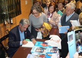 Miguel Ángel Revilla firma libros a sus seguidores.