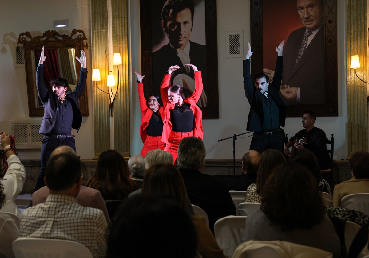 Imagen principal - Fosforito y Cristina Hoyos, anfitriones en Puente Genil de la presentación del Festival de Flamenco de Lo Ferro