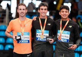 Mariano García (cen.), con la medalla de oro tras ser campeón de España en 800. A la izquierda, De Arriba (plata); a la derecha, Canales (bronce).