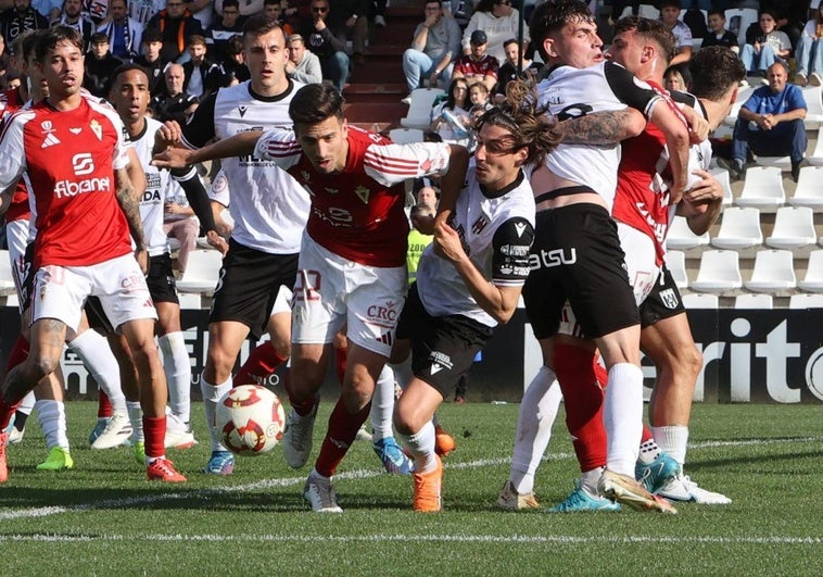 Juan Carlos Real lucha con Beneit por el balón.