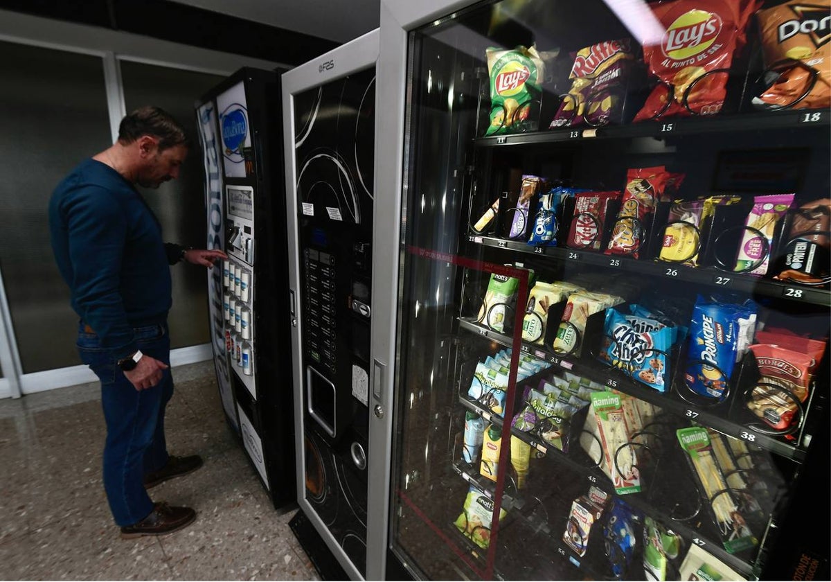 Máquina expendedora en una de las plantas de hospitalización de La Arrixaca, repleta de alimentos que no cumplen con los criterios que se anunciaron en 2017.