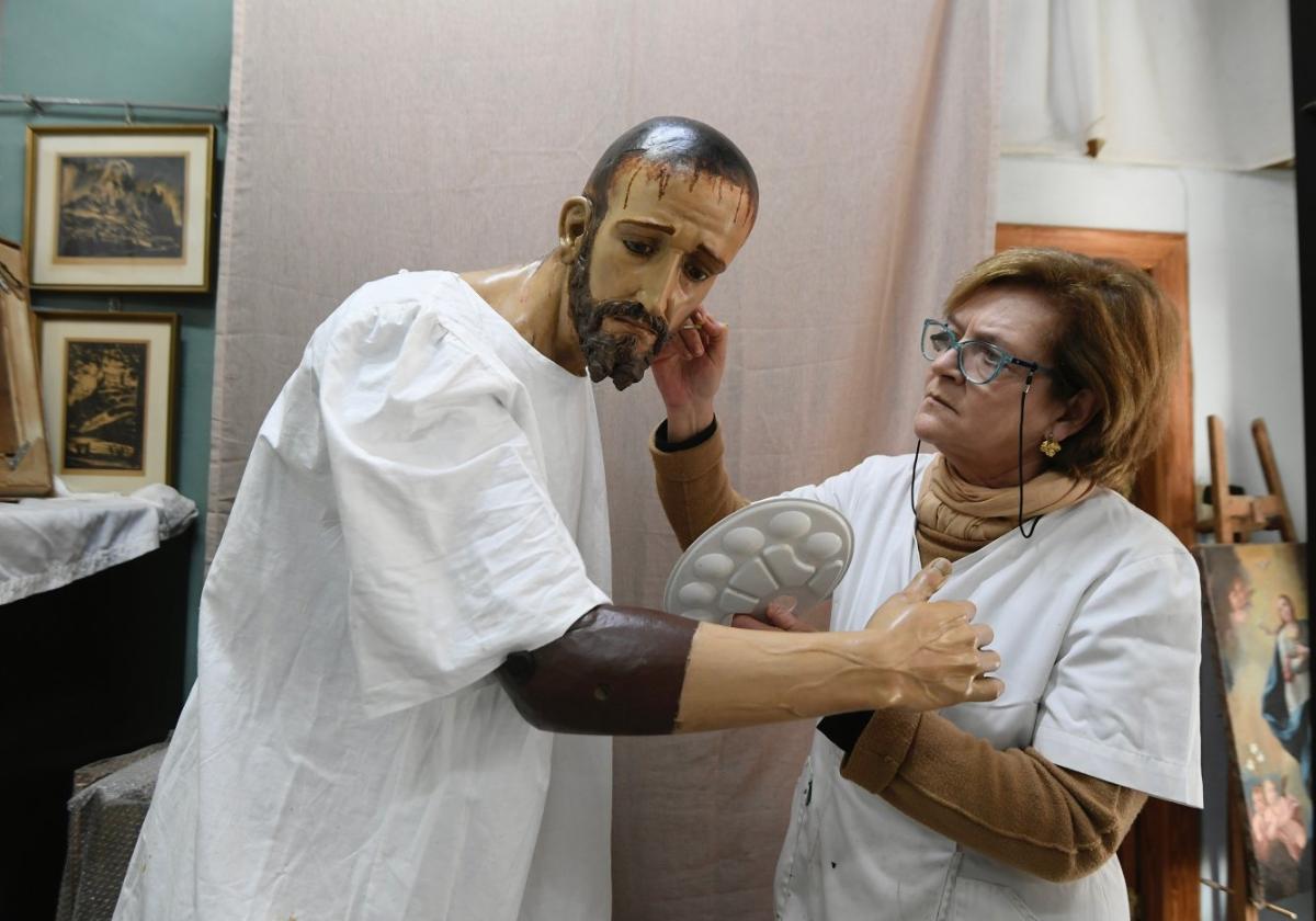 María del Loreto López da los últimos retoques a la escultura en su taller.