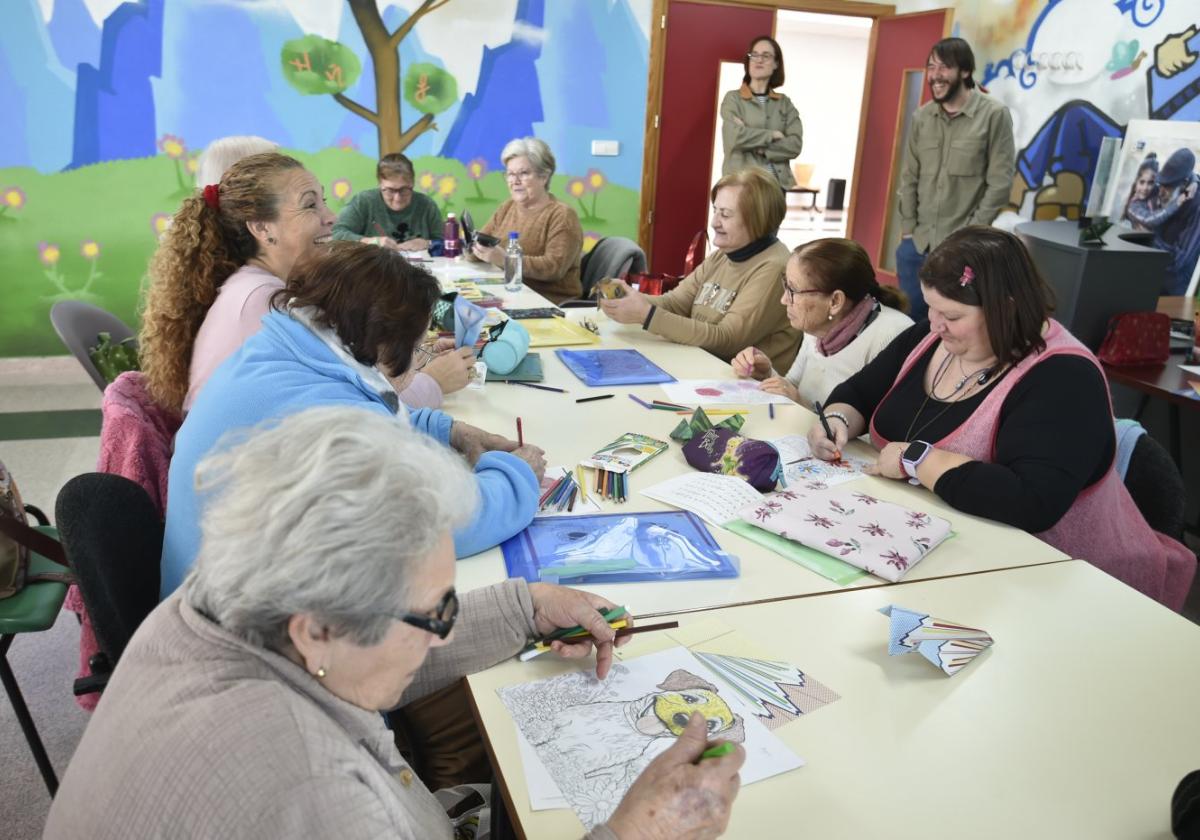 Taller de memoria. Ana Real y Jesús Campos (de pie), bromean con mujeres del barrio que participan en una de las actividades.