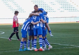 Los jugadores del Lorca celebran uno de los goles que le marcaron ayer al Santomera.