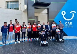 El director general de Deportes, Fran Sánchez, y el presidente de la Federación de Deportes de Personas con Parálisis Cerebral y Daño Cerebral Adquirido, en su visita al CAR Región de Murcia.