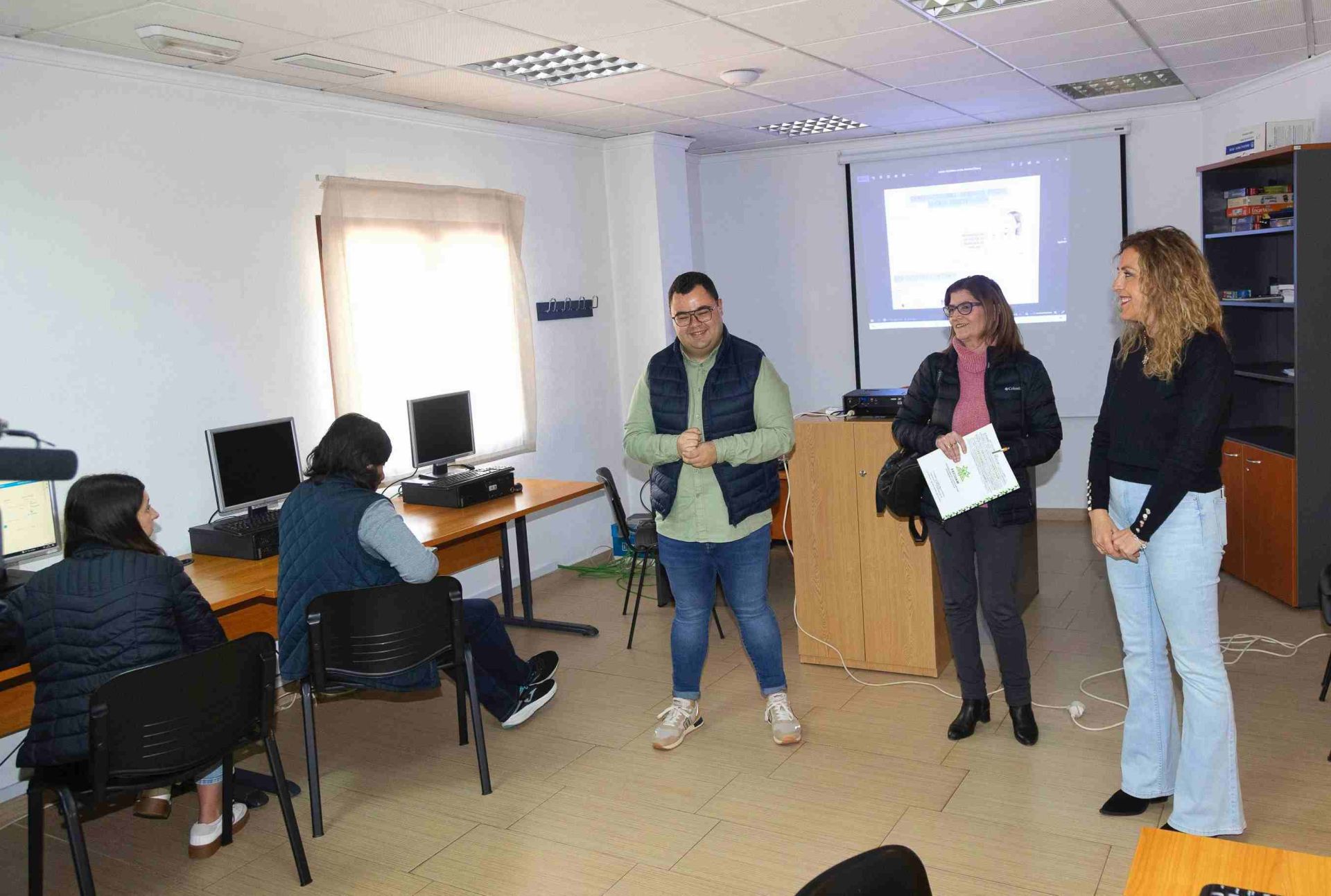 El concejal de Juventud, Salvador López, presenta la iniciativa.