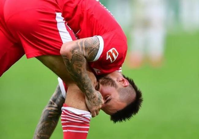 Álex Millán se besa la rodilla derecha, emocionado, en la celebración de su gol en Elche.