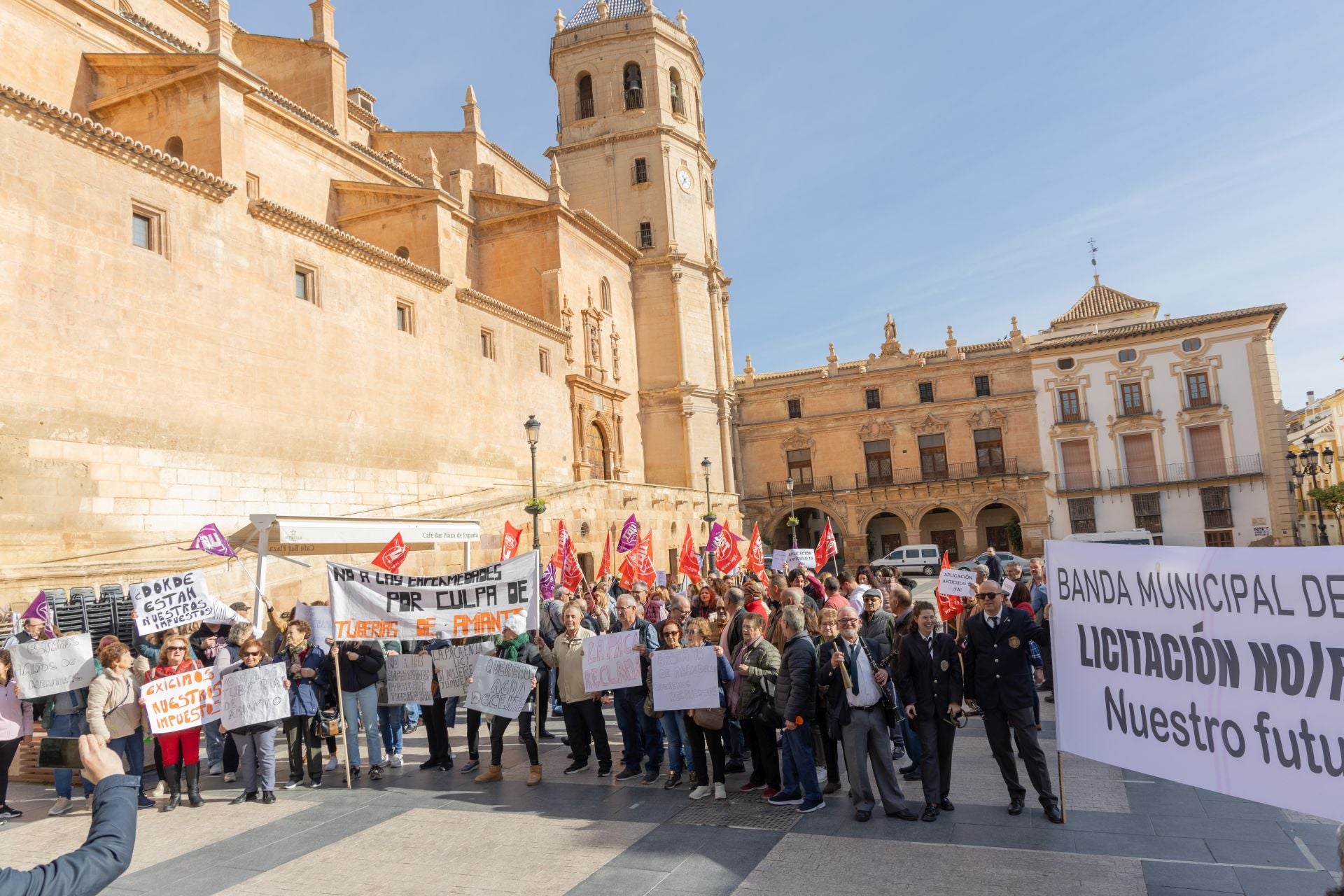 Limpiadoras de Limusa, vecinos de La Paca y los músicos de la banda durante su protesta en la plaza de España.