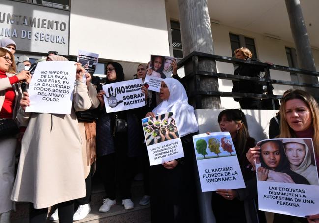 La protesta, este lunes, en la puerta del Ayuntamiento de Molina.