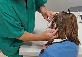 Una niña con un implante secuencial, en una imagen de archivo.