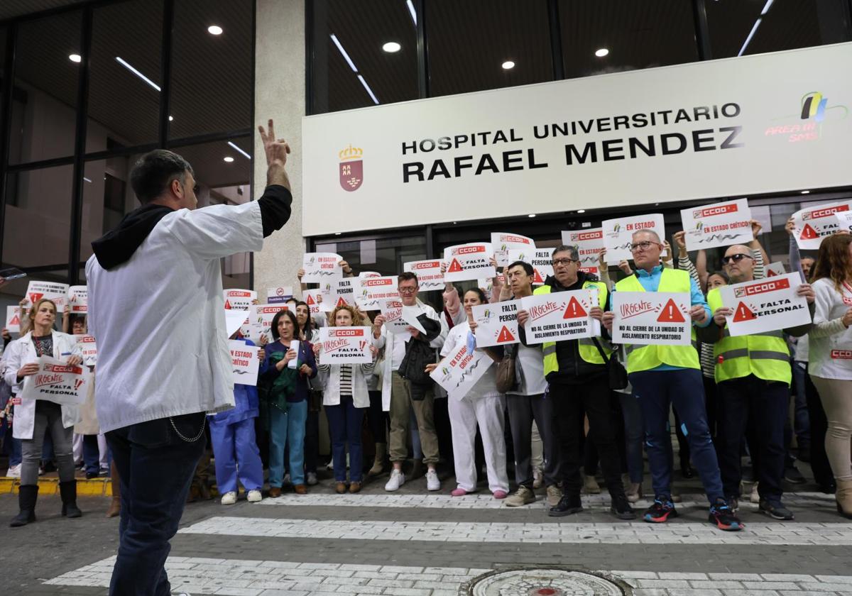 Los sanitarios durante su protesta, en la puerta del hospital.