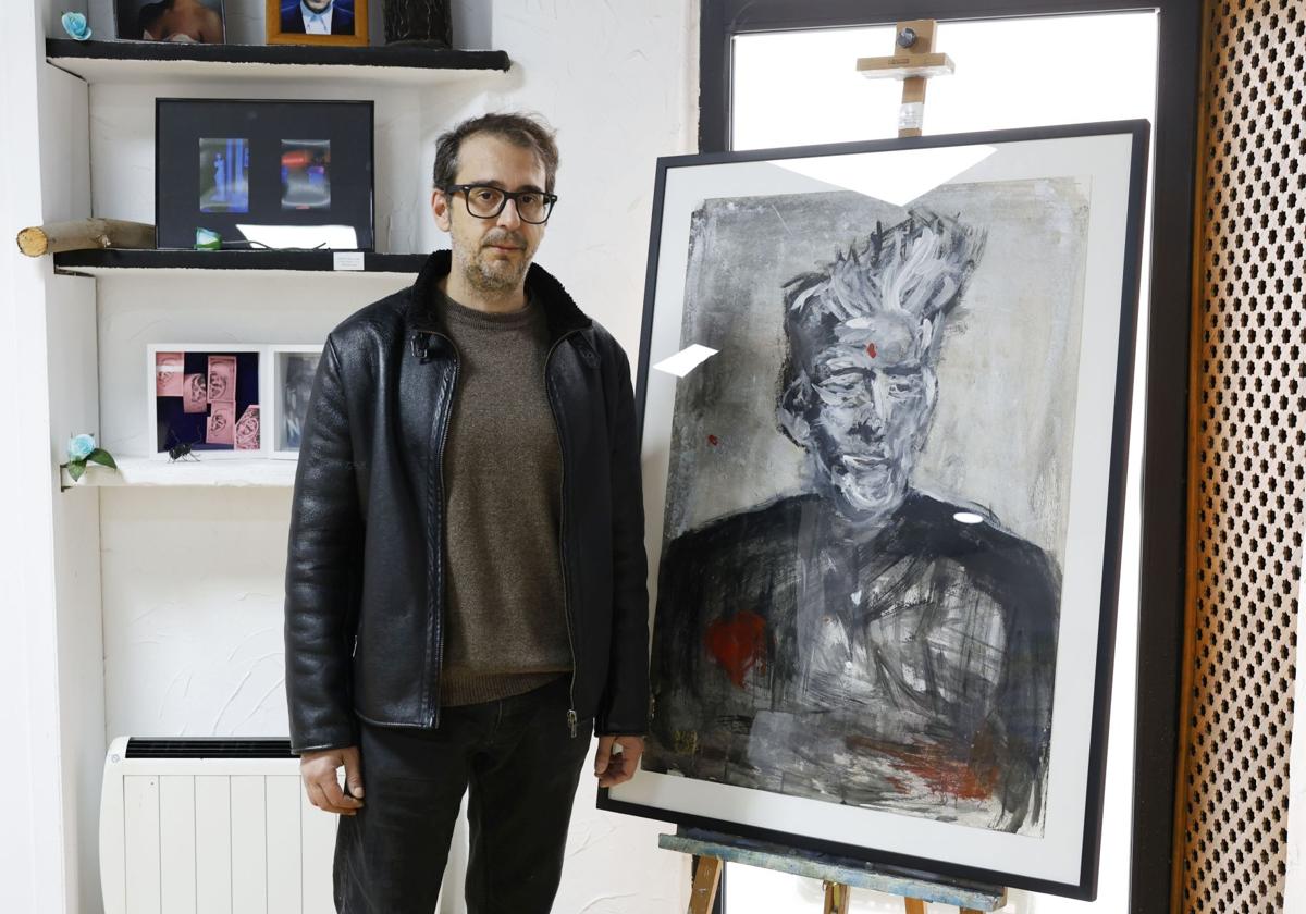 El comisario Tais Bielsa, con la obra 'CHNYL', de Omar Daf.