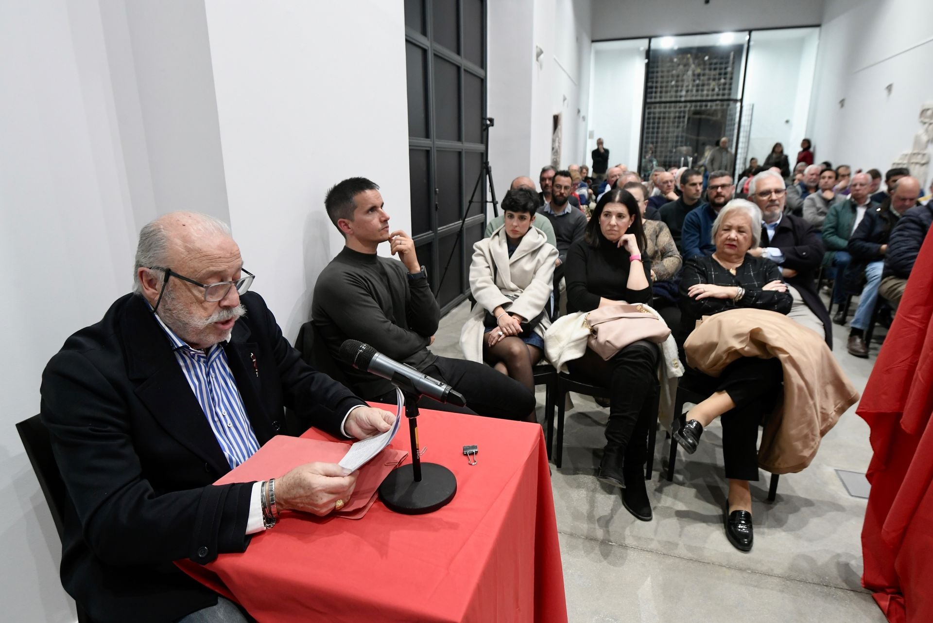 La exposición del 40 aniversario del paso de Jesús en casa de Lázaro, en imágenes