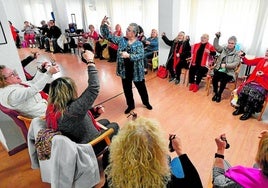 Jubilados activos. Taller de castañuelas y postizas en el centro social de mayores Murcia I del Carmen.