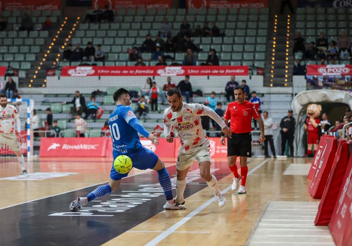 David Álvarez intenta zafarse de un jugador del Valdepeñas.