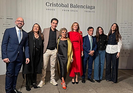 La consejera Marisa López Aragón posa con los representantes de las marcas de calzado de la Región de Murcia que participan en la exposición.