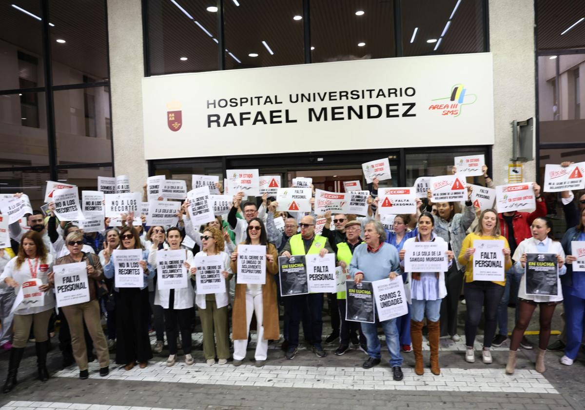 Protesta del personal sanitario ante las puertas del hospital.