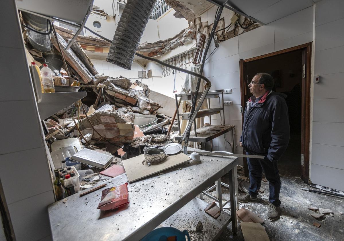 Blas Gázquez mira el destrozo provocado por el derrumbe del techo en su cocina.