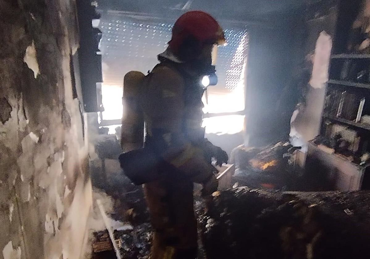 Un bombero, este martes, en el interior de la vivienda.