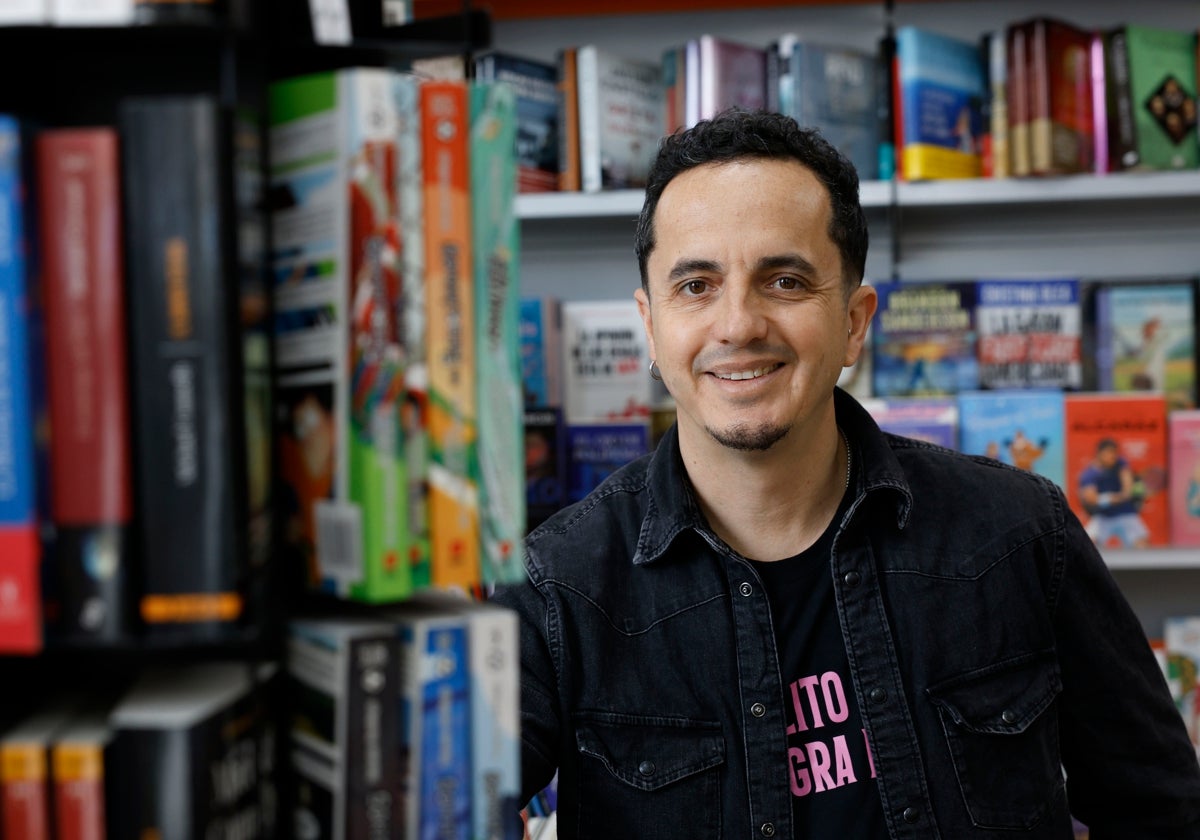 Rafa Luján en la librería Marpe, en Ronda Norte (Murcia), a la que acudía en su infancia.