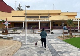 Una vecina pasea junto del centro social de Santiago de la Ribera, ayer.