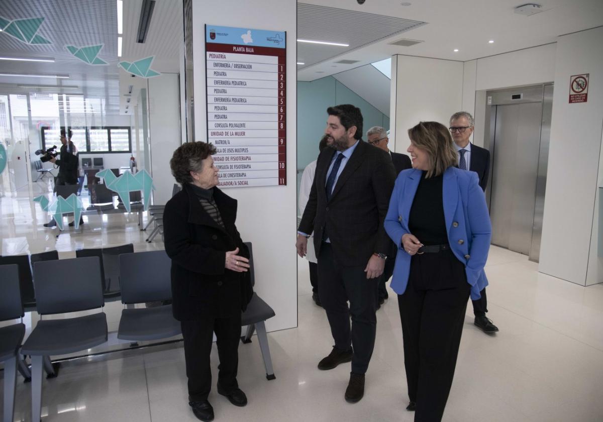 López Miras y Arroyo saludan a una vecina en una sala de espera del nuevo centro sanitario.