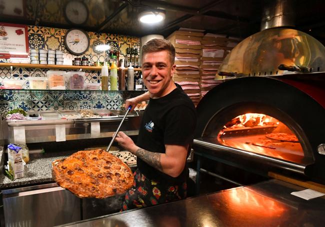 Antonio Matías González saca del horno una 'Piccone', dedicada al capitán del 'Sirio'.