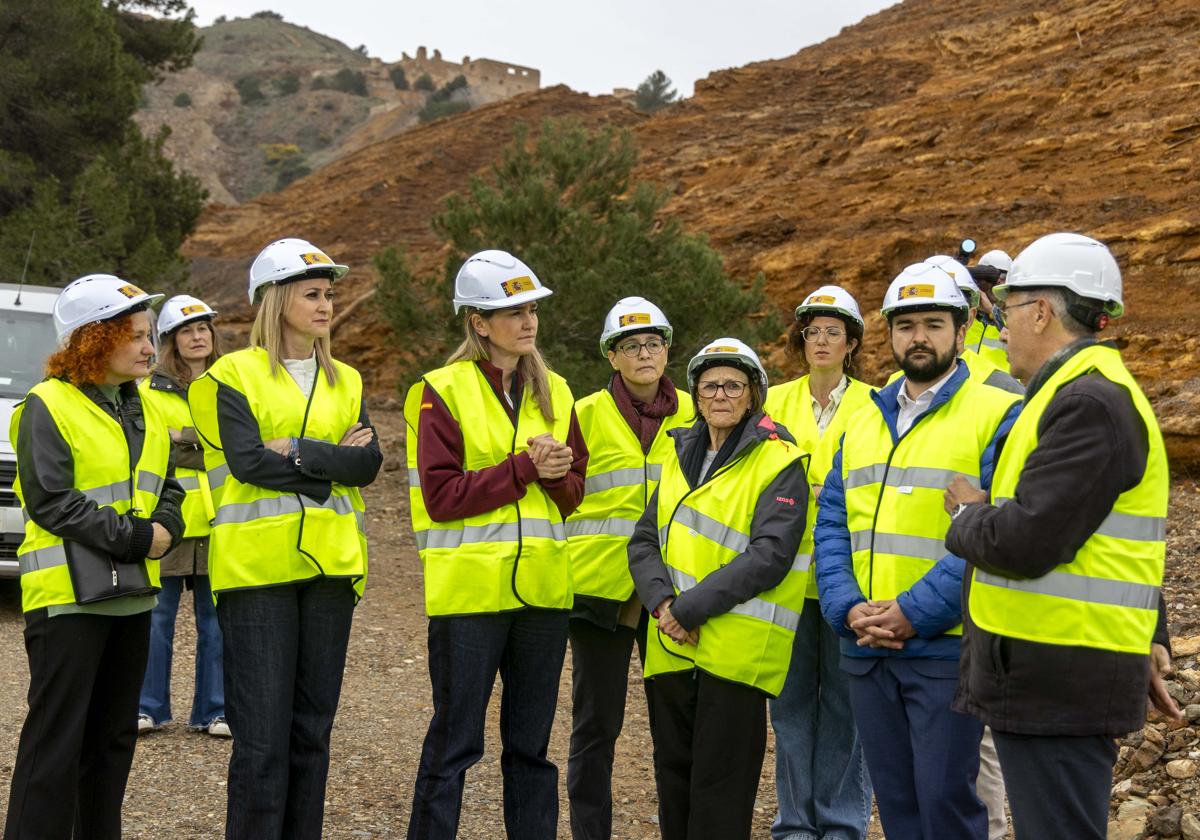 La vicepresidenta del Gobierno, Sara Aagesen, en su visita a la Sierra Minera.