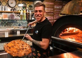 'La Pistachosa', primera clasificada de la Región en el Campeonato de las Mejores Pizzas de España, recién salida del horno.