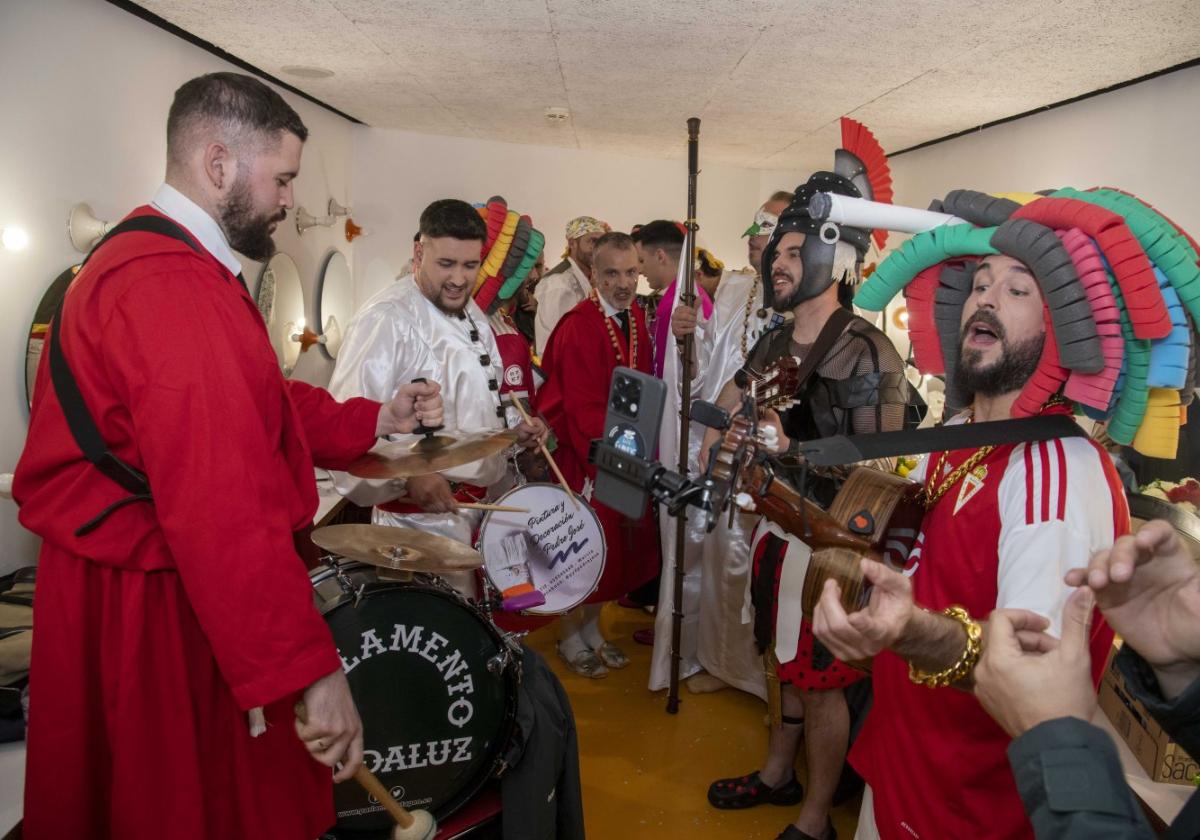 La chirigota Fundeplomos, momentos antes de salir a actuar en el auditorio El Batel.