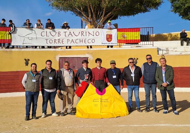 Plaza de El Jimenado en 2024 durante el III Bolsín de Torre Pacheco con Ignacio Candelas e Iván Rejas.