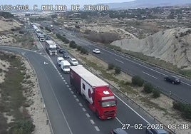 Tráfico congestionado, este jueves, en la autovía A-30 a la altura de Molina.